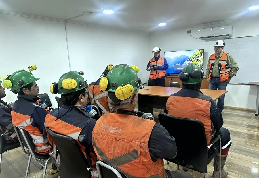 Equipo de trabajadores en una capacitación de seguridad
