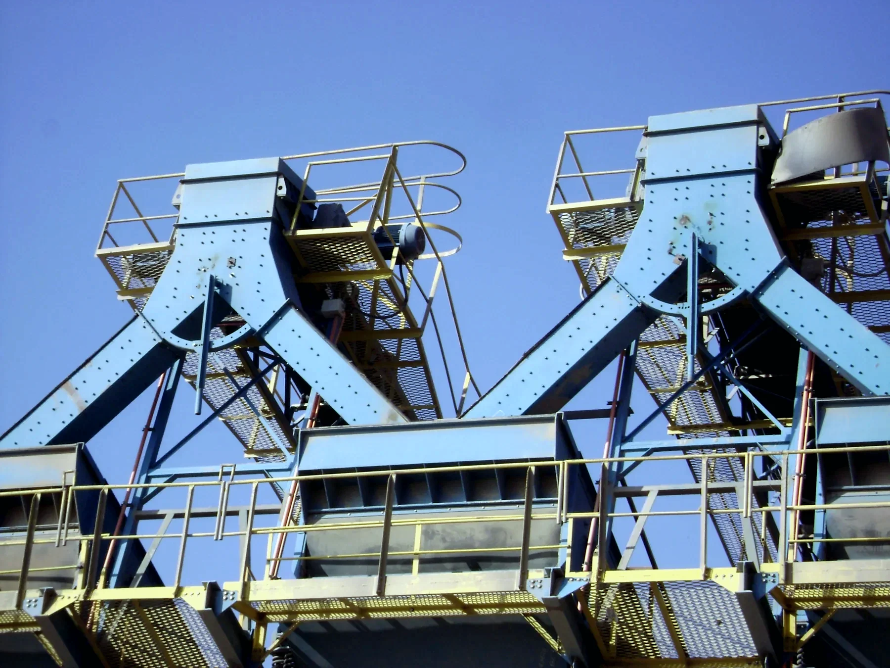 Estructura metálica industrial con plataformas y barandas de seguridad
