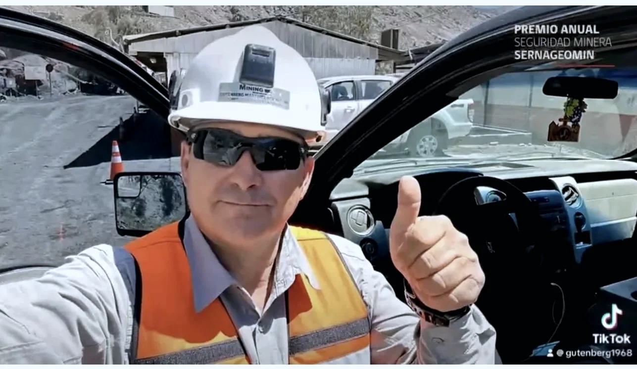 Trabajador minero con equipo de protección señalando compromiso con la seguridad